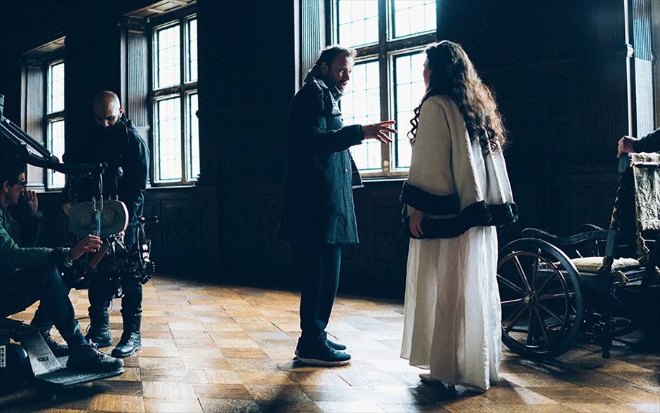  Η Ευνοούμενη (The Favourite). Η πρώτη κωμωδία εποχής του Γιώργου Λάνθιμου -η οποία βγαίνει σήμερα σε μικρό κύκλωμα επιλεγμένων αιθουσών και κανονικά στις αίθουσες όλης της χώρας από τις 7 Φεβρουαρίου- μας μεταφέρει στις αρχές του 18ου αιώνα. Η Αγγλία βρίσκεται σε πόλεμο με τους Γάλλους. Παρόλα αυτά, οι αγώνες πάπιας και η κατανάλωση ανανά βρίσκονται στο απόγειό τους. Η φιλάσθενη Βασίλισσα Άννα βρίσκεται στον θρόνο και η στενή της φίλη Λαίδη Σάρα κυβερνά τη χώρα στη θέση της, ενώ ταυτόχρονα φροντίζει για την υγεία και το απρόβλεπτο ταπεραμέντο της.