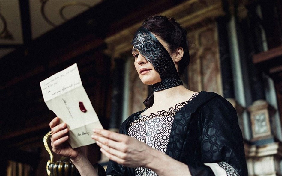  Η Ευνοούμενη (The Favourite). Η πρώτη κωμωδία εποχής του Γιώργου Λάνθιμου -η οποία βγαίνει σήμερα σε μικρό κύκλωμα επιλεγμένων αιθουσών και κανονικά στις αίθουσες όλης της χώρας από τις 7 Φεβρουαρίου- μας μεταφέρει στις αρχές του 18ου αιώνα. Η Αγγλία βρίσκεται σε πόλεμο με τους Γάλλους. Παρόλα αυτά, οι αγώνες πάπιας και η κατανάλωση ανανά βρίσκονται στο απόγειό τους. Η φιλάσθενη Βασίλισσα Άννα βρίσκεται στον θρόνο και η στενή της φίλη Λαίδη Σάρα κυβερνά τη χώρα στη θέση της, ενώ ταυτόχρονα φροντίζει για την υγεία και το απρόβλεπτο ταπεραμέντο της.