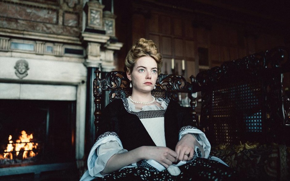  Η Ευνοούμενη (The Favourite). Η πρώτη κωμωδία εποχής του Γιώργου Λάνθιμου -η οποία βγαίνει σήμερα σε μικρό κύκλωμα επιλεγμένων αιθουσών και κανονικά στις αίθουσες όλης της χώρας από τις 7 Φεβρουαρίου- μας μεταφέρει στις αρχές του 18ου αιώνα. Η Αγγλία βρίσκεται σε πόλεμο με τους Γάλλους. Παρόλα αυτά, οι αγώνες πάπιας και η κατανάλωση ανανά βρίσκονται στο απόγειό τους. Η φιλάσθενη Βασίλισσα Άννα βρίσκεται στον θρόνο και η στενή της φίλη Λαίδη Σάρα κυβερνά τη χώρα στη θέση της, ενώ ταυτόχρονα φροντίζει για την υγεία και το απρόβλεπτο ταπεραμέντο της.