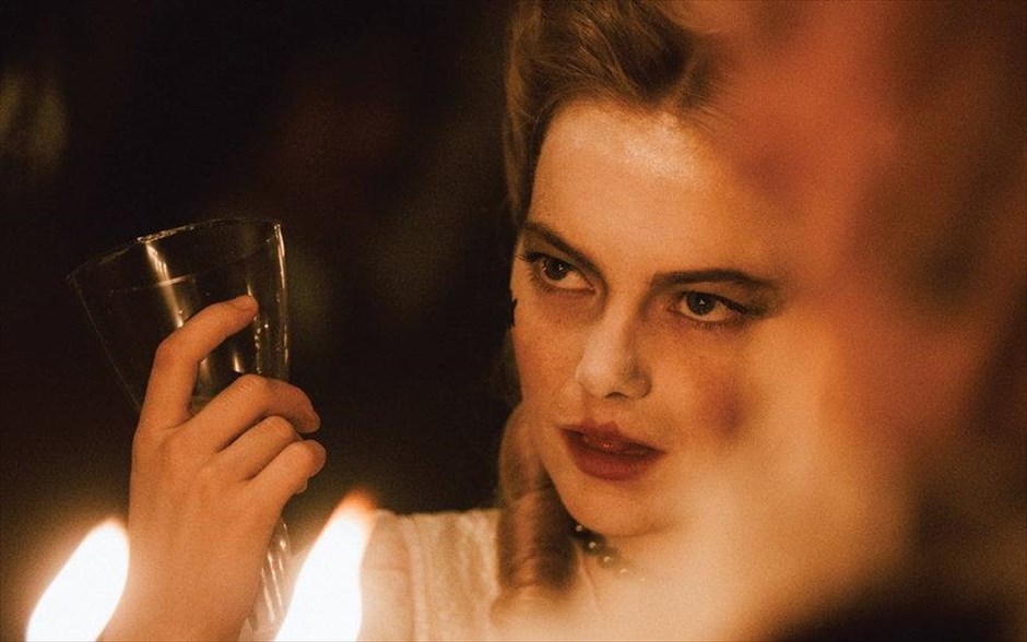  Η Ευνοούμενη (The Favourite). Η πρώτη κωμωδία εποχής του Γιώργου Λάνθιμου -η οποία βγαίνει σήμερα σε μικρό κύκλωμα επιλεγμένων αιθουσών και κανονικά στις αίθουσες όλης της χώρας από τις 7 Φεβρουαρίου- μας μεταφέρει στις αρχές του 18ου αιώνα. Η Αγγλία βρίσκεται σε πόλεμο με τους Γάλλους. Παρόλα αυτά, οι αγώνες πάπιας και η κατανάλωση ανανά βρίσκονται στο απόγειό τους. Η φιλάσθενη Βασίλισσα Άννα βρίσκεται στον θρόνο και η στενή της φίλη Λαίδη Σάρα κυβερνά τη χώρα στη θέση της, ενώ ταυτόχρονα φροντίζει για την υγεία και το απρόβλεπτο ταπεραμέντο της.