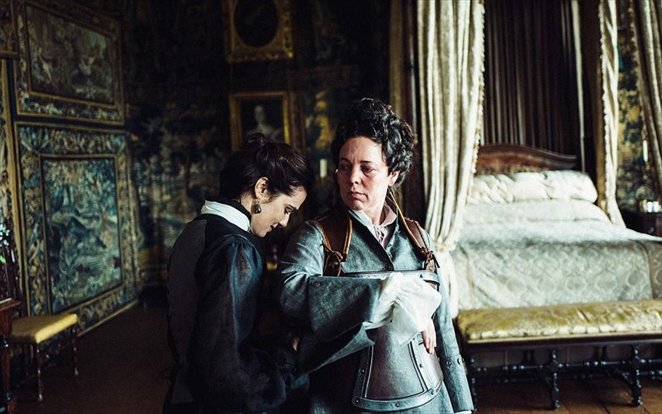  Η Ευνοούμενη (The Favourite). Η πρώτη κωμωδία εποχής του Γιώργου Λάνθιμου -η οποία βγαίνει σήμερα σε μικρό κύκλωμα επιλεγμένων αιθουσών και κανονικά στις αίθουσες όλης της χώρας από τις 7 Φεβρουαρίου- μας μεταφέρει στις αρχές του 18ου αιώνα. Η Αγγλία βρίσκεται σε πόλεμο με τους Γάλλους. Παρόλα αυτά, οι αγώνες πάπιας και η κατανάλωση ανανά βρίσκονται στο απόγειό τους. Η φιλάσθενη Βασίλισσα Άννα βρίσκεται στον θρόνο και η στενή της φίλη Λαίδη Σάρα κυβερνά τη χώρα στη θέση της, ενώ ταυτόχρονα φροντίζει για την υγεία και το απρόβλεπτο ταπεραμέντο της.
