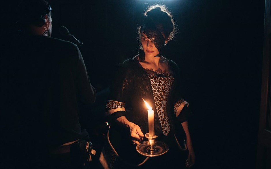  Η Ευνοούμενη (The Favourite). Η πρώτη κωμωδία εποχής του Γιώργου Λάνθιμου -η οποία βγαίνει σήμερα σε μικρό κύκλωμα επιλεγμένων αιθουσών και κανονικά στις αίθουσες όλης της χώρας από τις 7 Φεβρουαρίου- μας μεταφέρει στις αρχές του 18ου αιώνα. Η Αγγλία βρίσκεται σε πόλεμο με τους Γάλλους. Παρόλα αυτά, οι αγώνες πάπιας και η κατανάλωση ανανά βρίσκονται στο απόγειό τους. Η φιλάσθενη Βασίλισσα Άννα βρίσκεται στον θρόνο και η στενή της φίλη Λαίδη Σάρα κυβερνά τη χώρα στη θέση της, ενώ ταυτόχρονα φροντίζει για την υγεία και το απρόβλεπτο ταπεραμέντο της.