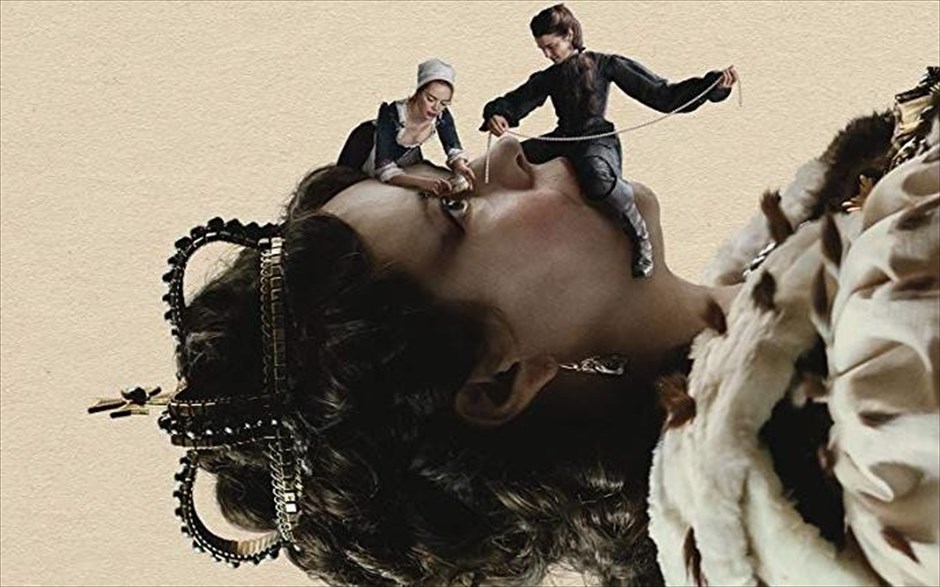  Η Ευνοούμενη (The Favourite). Η πρώτη κωμωδία εποχής του Γιώργου Λάνθιμου -η οποία βγαίνει σήμερα σε μικρό κύκλωμα επιλεγμένων αιθουσών και κανονικά στις αίθουσες όλης της χώρας από τις 7 Φεβρουαρίου- μας μεταφέρει στις αρχές του 18ου αιώνα. Η Αγγλία βρίσκεται σε πόλεμο με τους Γάλλους. Παρόλα αυτά, οι αγώνες πάπιας και η κατανάλωση ανανά βρίσκονται στο απόγειό τους. Η φιλάσθενη Βασίλισσα Άννα βρίσκεται στον θρόνο και η στενή της φίλη Λαίδη Σάρα κυβερνά τη χώρα στη θέση της, ενώ ταυτόχρονα φροντίζει για την υγεία και το απρόβλεπτο ταπεραμέντο της.