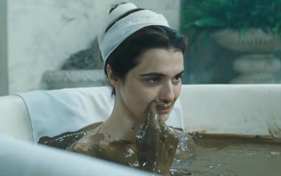  Η Ευνοούμενη (The Favourite). Η πρώτη κωμωδία εποχής του Γιώργου Λάνθιμου -η οποία βγαίνει σήμερα σε μικρό κύκλωμα επιλεγμένων αιθουσών και κανονικά στις αίθουσες όλης της χώρας από τις 7 Φεβρουαρίου- μας μεταφέρει στις αρχές του 18ου αιώνα. Η Αγγλία βρίσκεται σε πόλεμο με τους Γάλλους. Παρόλα αυτά, οι αγώνες πάπιας και η κατανάλωση ανανά βρίσκονται στο απόγειό τους. Η φιλάσθενη Βασίλισσα Άννα βρίσκεται στον θρόνο και η στενή της φίλη Λαίδη Σάρα κυβερνά τη χώρα στη θέση της, ενώ ταυτόχρονα φροντίζει για την υγεία και το απρόβλεπτο ταπεραμέντο της.