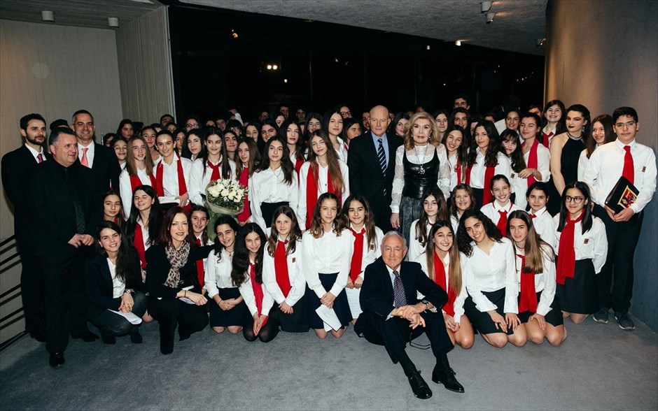 «Τα παιδιά είναι η ΕΛΠΙΔΑ για το μέλλον». Η Πρόεδρος της «ΕΛΠΙΔΑΣ» Μαριάννα Β. Βαρδινογιάννη περιστοιχισμένη από την οικογένεια του Κολλεγίου και τους συντελεστές της παράστασης
