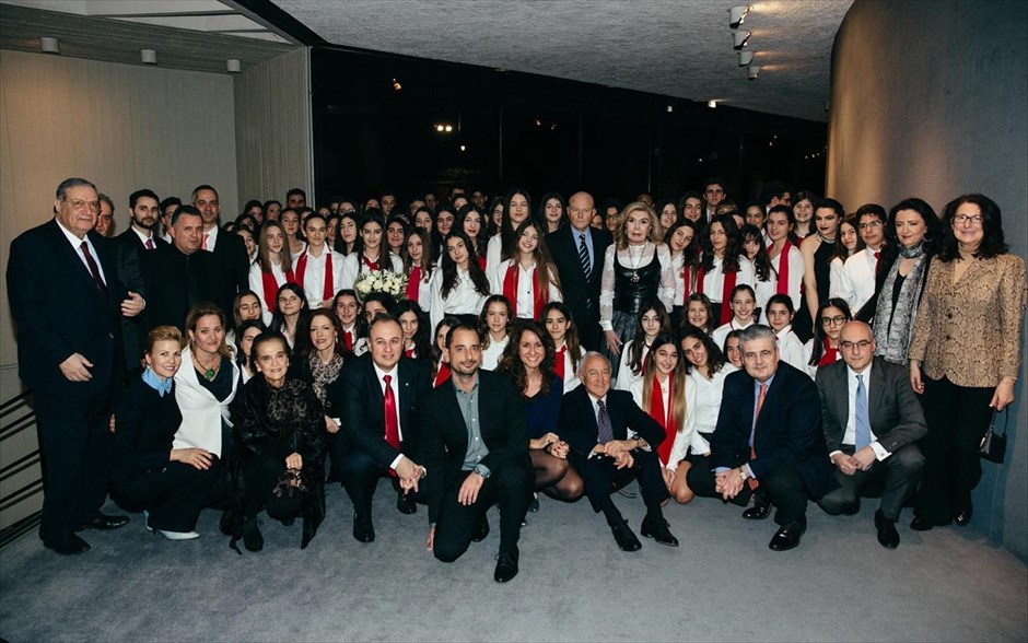 «Τα παιδιά είναι η ΕΛΠΙΔΑ για το μέλλον». Η Πρόεδρος της «ΕΛΠΙΔΑΣ» Μαριάννα Β. Βαρδινογιάννη περιστοιχισμένη από την οικογένεια του Κολλεγίου και τους συντελεστές της παράστασης