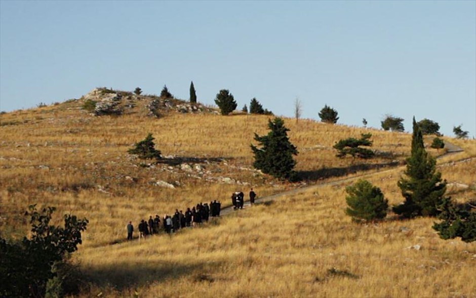 Μια Νύχτα στην Κόλαση. Ένα τέρας εμφανίζεται και τρομοκρατεί τους κατοίκους ενός χωριού, σπέρνοντας τη διχόνοια μεταξύ τους. Ο αδίστακτος άρχοντας του χωριού, αφού κατάφερε και πήρε με ύπουλο τρόπο τα χωράφια των κατοίκων, τους έχει τώρα να δουλεύουν σαν σκλάβοι στην ίδια τους τη γη.
