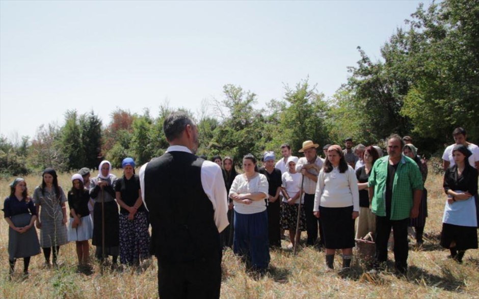 Μια Νύχτα στην Κόλαση. Ένα τέρας εμφανίζεται και τρομοκρατεί τους κατοίκους ενός χωριού, σπέρνοντας τη διχόνοια μεταξύ τους. Ο αδίστακτος άρχοντας του χωριού, αφού κατάφερε και πήρε με ύπουλο τρόπο τα χωράφια των κατοίκων, τους έχει τώρα να δουλεύουν σαν σκλάβοι στην ίδια τους τη γη.