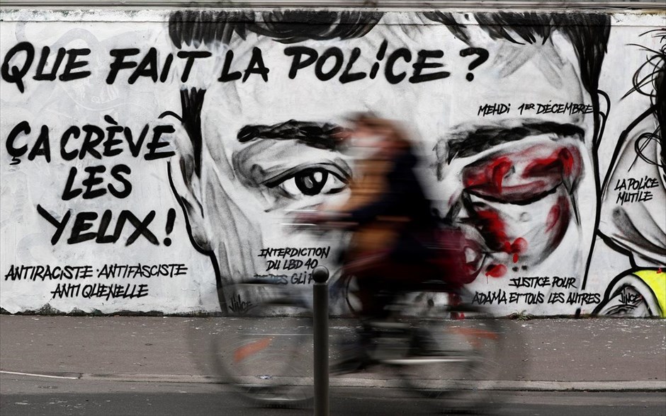 Street art με πολιτικά μηνύματα. Ποδηλάτης στο Παρίσι περνάει μπροστά από τοιχογραφία αφιερωμένη στο κίνημα των «Κίτρινων Γιλέκων». Στον τοίχο είναι γραμμένα τα εξής: «Τι κάνει η αστυνομία; Είναι προφανές».&nbsp;