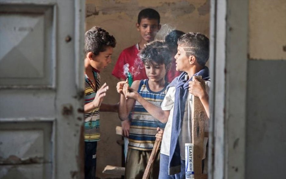 Καπερναούμ . Στο λιβανέζικο κοινωνικό δράμα της Ναντίν Λαμπακί -το οποίο απέσπασε το Ειδικό βραβείο της Επιτροπής στο Φεστιβάλ Καννών και είναι υποψήφιο για ξενόγλωσσο Όσκαρ- ο δωδεκάχρονος Ζεν μεγαλώνει με την πολυμελή οικογένειά του στις πιο υποβαθμισμένες περιοχές της Βηρυτού.