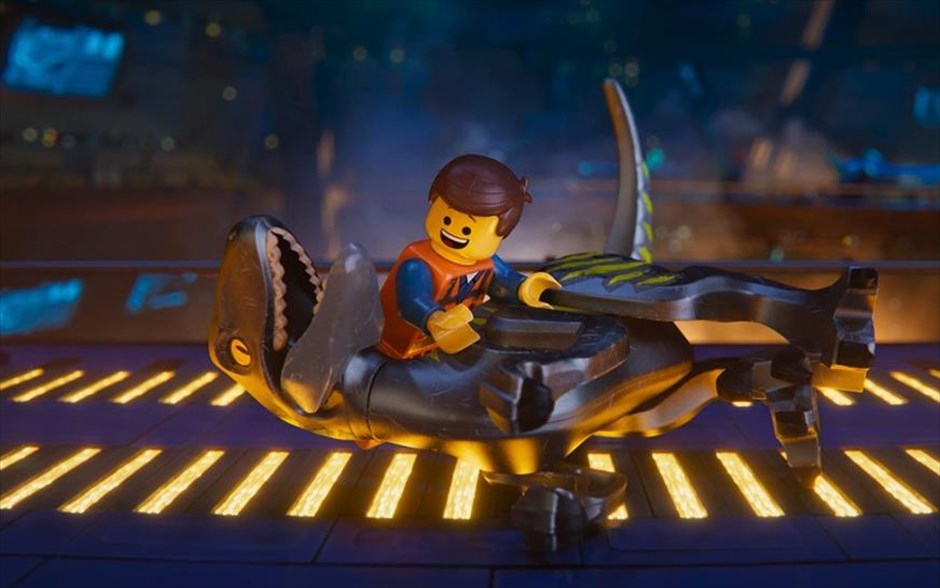 Η Ταινία Lego 2. Έπειτα από τη μεγάλη επιτυχία τής πρώτης ταινίας, τα τουβλάκια μπαίνουν σε σειρά για μια ακόμα φορά. Οι ήρωες του Bricksburg επανασυνδέονται για να σώσουν την αγαπημένη τους πόλη, καθώς οι εισβολείς Lego Duplo από το διάστημα καταστρέφουν τα πάντα στο πέρασμά τους, με αστραπιαία ταχύτητα.