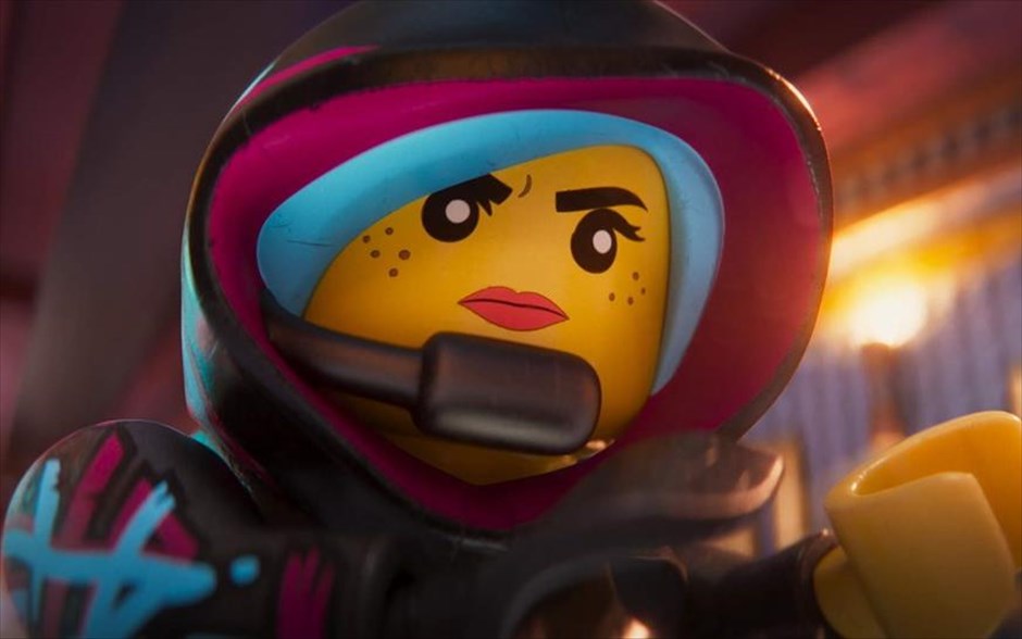 Η Ταινία Lego 2. Έπειτα από τη μεγάλη επιτυχία τής πρώτης ταινίας, τα τουβλάκια μπαίνουν σε σειρά για μια ακόμα φορά. Οι ήρωες του Bricksburg επανασυνδέονται για να σώσουν την αγαπημένη τους πόλη, καθώς οι εισβολείς Lego Duplo από το διάστημα καταστρέφουν τα πάντα στο πέρασμά τους, με αστραπιαία ταχύτητα.