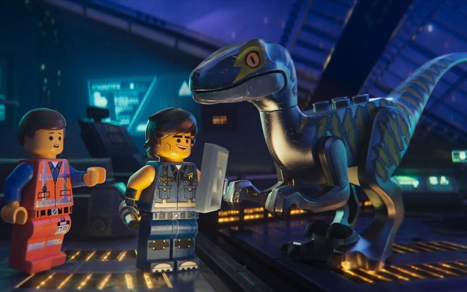 Η Ταινία Lego 2. Έπειτα από τη μεγάλη επιτυχία τής πρώτης ταινίας, τα τουβλάκια μπαίνουν σε σειρά για μια ακόμα φορά. Οι ήρωες του Bricksburg επανασυνδέονται για να σώσουν την αγαπημένη τους πόλη, καθώς οι εισβολείς Lego Duplo από το διάστημα καταστρέφουν τα πάντα στο πέρασμά τους, με αστραπιαία ταχύτητα.