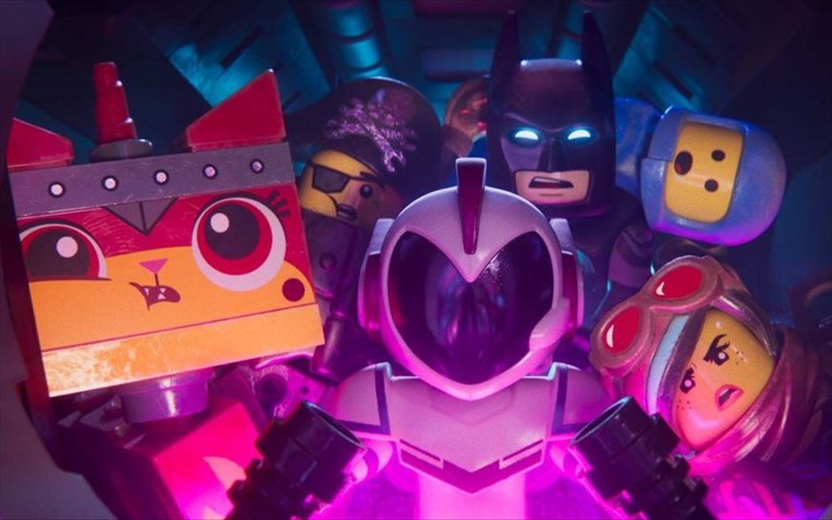 Η Ταινία Lego 2. Έπειτα από τη μεγάλη επιτυχία τής πρώτης ταινίας, τα τουβλάκια μπαίνουν σε σειρά για μια ακόμα φορά. Οι ήρωες του Bricksburg επανασυνδέονται για να σώσουν την αγαπημένη τους πόλη, καθώς οι εισβολείς Lego Duplo από το διάστημα καταστρέφουν τα πάντα στο πέρασμά τους, με αστραπιαία ταχύτητα.
