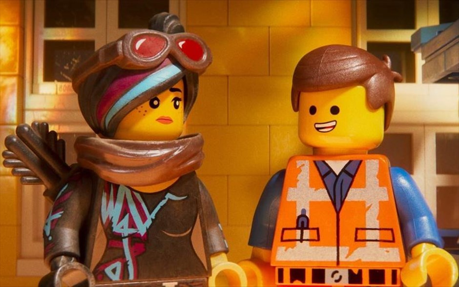 Η Ταινία Lego 2. Έπειτα από τη μεγάλη επιτυχία τής πρώτης ταινίας, τα τουβλάκια μπαίνουν σε σειρά για μια ακόμα φορά. Οι ήρωες του Bricksburg επανασυνδέονται για να σώσουν την αγαπημένη τους πόλη, καθώς οι εισβολείς Lego Duplo από το διάστημα καταστρέφουν τα πάντα στο πέρασμά τους, με αστραπιαία ταχύτητα.