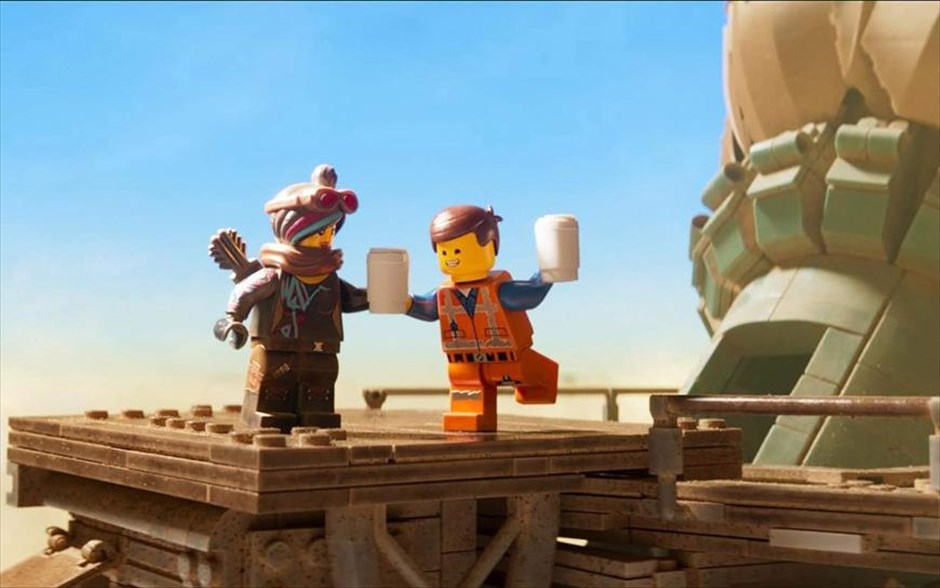 Η Ταινία Lego 2. Έπειτα από τη μεγάλη επιτυχία τής πρώτης ταινίας, τα τουβλάκια μπαίνουν σε σειρά για μια ακόμα φορά. Οι ήρωες του Bricksburg επανασυνδέονται για να σώσουν την αγαπημένη τους πόλη, καθώς οι εισβολείς Lego Duplo από το διάστημα καταστρέφουν τα πάντα στο πέρασμά τους, με αστραπιαία ταχύτητα.