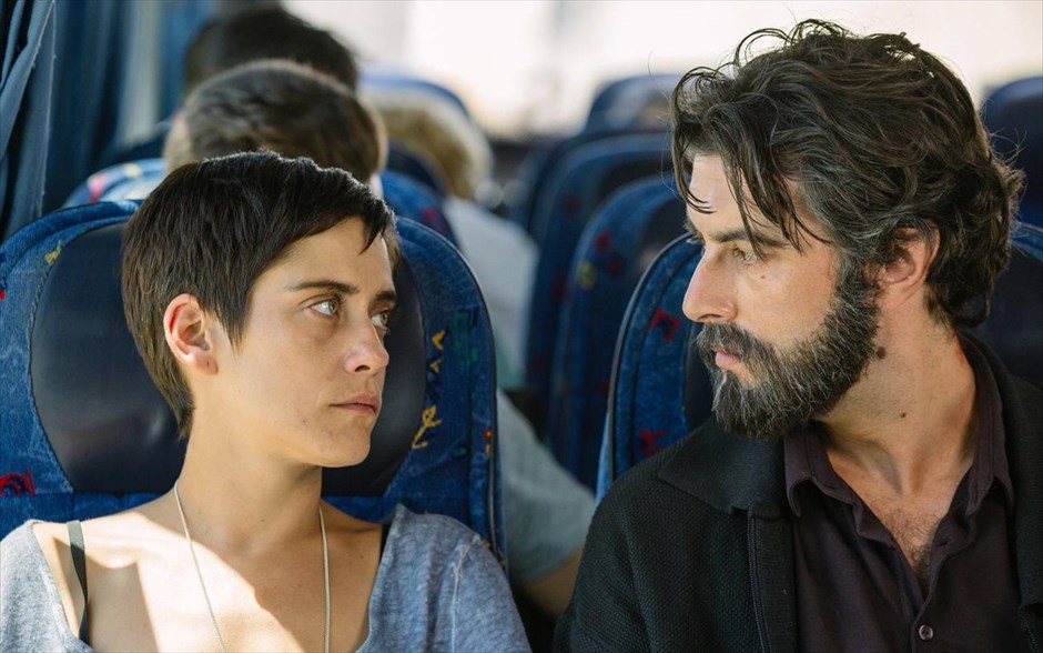  Έρωτας Χωρίς Τέλος. Ρομάντζο μετά επιστημονικής φαντασίας στην ισπανική ταινία των αδελφών Αλέντα, η οποία είναι υποψήφια για Βραβείο Γκόγια πρωτοεμφανιζόμενου σκηνοθέτη. Ο Χαβιέ, ένας ντροπαλός άντρας, ερωτεύεται μια εξωστρεφή και πανέμορφη γυναίκα, τη Μαρία, με την οποία ξεκινούν μια πανέμορφη σχέση. Δεκαπέντε χρόνια μετά, η σχέση τους περνάει κρίση, και τότε εκείνος αποφασίζει να ταξιδέψει πίσω στον χρόνο, να γράψει τη μοίρα τους από την αρχή και να αποφύγουν την άθλια πραγματικότητα που ζουν.