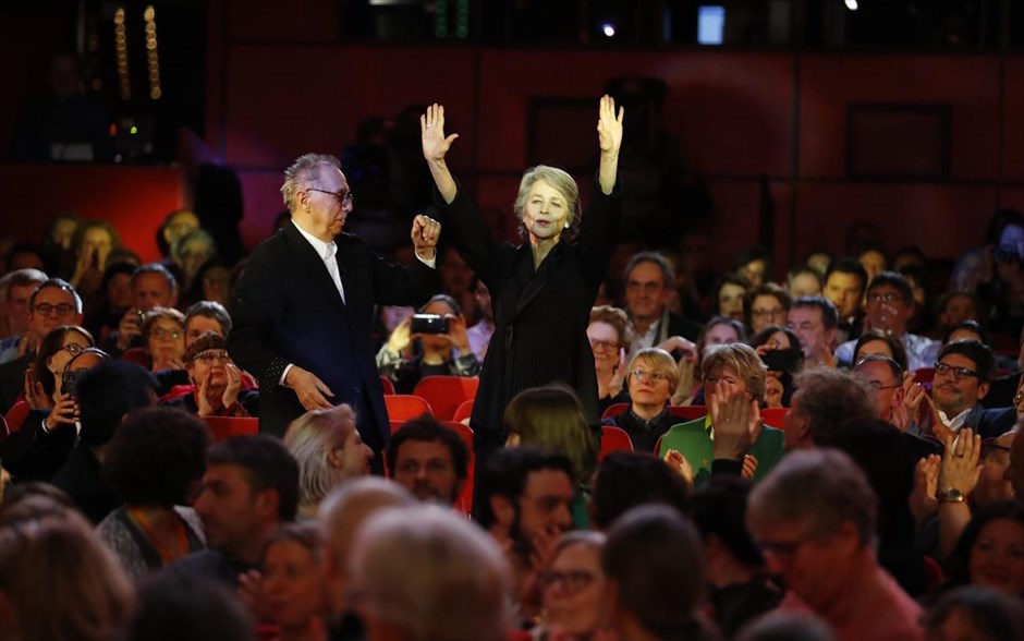 Η Berlinale τιμά την Σαρλότ Ράμπλινγκ. Η&nbsp;σπουδαία ηθοποιός Σαρλότ Ράμπλινγκ δίπλα στον&nbsp;Ντίτερ Κόσλικ, διευθυντή της&nbsp;Berlinale, το Διεθνές Φεστιβάλ Κινηματογράφου Βερολίνου, χαιρετάει τους παρευρισκόμενους στην τελετή απονομής της Χρυσής Άρκτου για το σύνολο της καριέρας της.&nbsp;