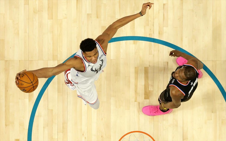 Αληθινός «captain» ο Αντετοκούνμπο. Η συγκλονιστική παρουσία του Γιάννη Αντετοκούνμπο στην γιορτή του αμερικανικού μπάσκετ δε συνοδεύτηκε με νίκη, καθώς η Team LeBron (Δύση) επιβλήθηκε με&nbsp;178-164 της Team Giannis (Ανατολή).