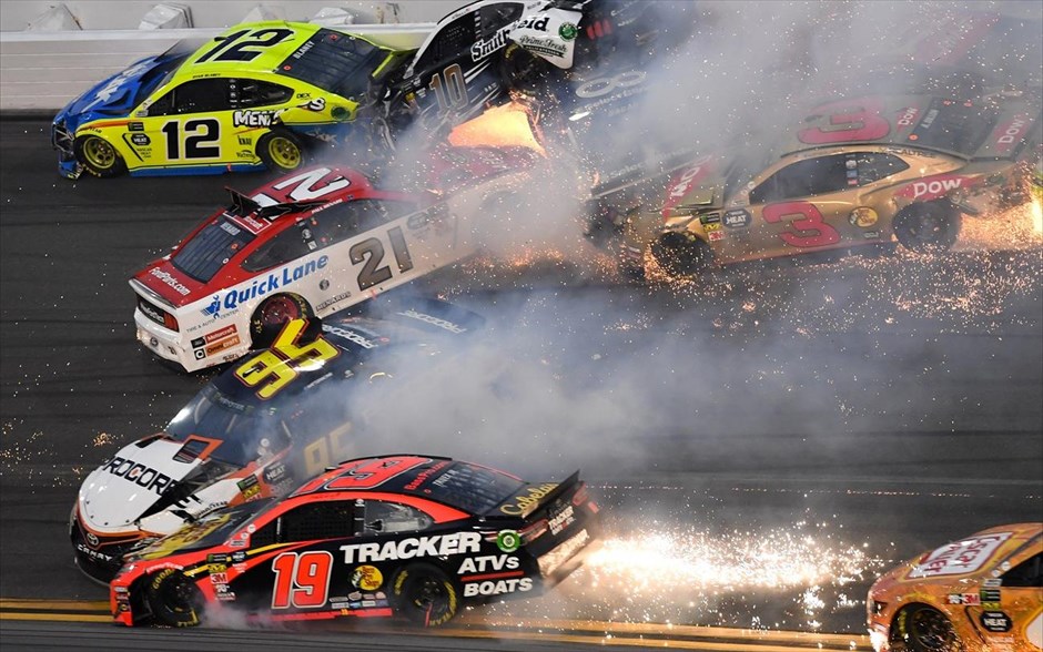 Μεγάλο ατύχημα στον αγώνα αυτοκινήτων της Daytona. 21 αυτοκίνητα συγκρούστηκαν χωρίς να υπάρξουν τραυματίες στον&nbsp;μεγάλο&nbsp;αγώνα&nbsp;αυτοκινήτων στις ΗΠΑ, γνωστό ως «Daytona 500», στην&nbsp;πίστα&nbsp;Daytona&nbsp;International Speedway που φιλοξενεί το διάσημο αγώνα.&nbsp;