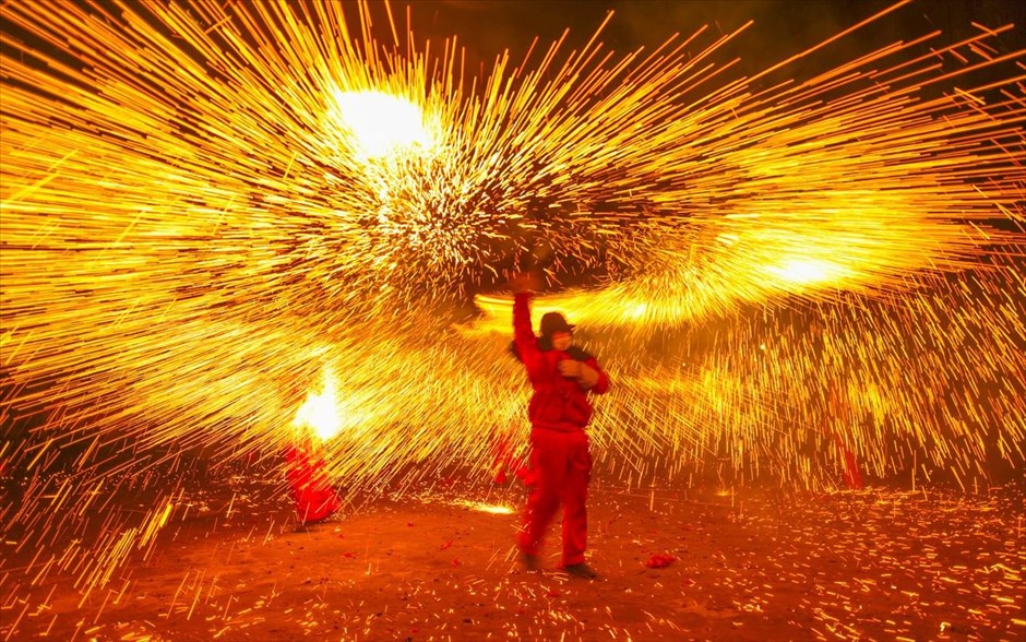 Εντυπωσιακό φεστιβάλ στην Λούζου. Ένας άντρας συμμετέχει στο φεστιβάλ Chinese Lantern στην Λούζου της κινέζικης επαρχίας&nbsp;Σιτσουάν.