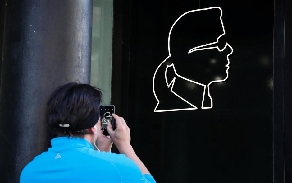 Παρακαταθήκη η συνταγή Λάγκερφελντ . Ένα άνδρας φωτογραφίζει το λογότυπο του&nbsp;Καρλ Λάγκερφελντ σε κατάστημά του στη Νέα Υόρκη.&nbsp; Ο Γερμανός εκκεντρικός σχεδιαστής μόδας και φωτογράφος Καρλ Λάγκερφελντ πέθανε χθες το πρωί στο Παρίσι, σε ηλικία 85 ετών. Είχε εισαχθεί εσπευσμένα το βράδυ της Δευτέρας σε νοσοκομείο, καθώς τελευταία αντιμετώπιζε προβλήματα υγείας. Ο διάσημος Γερμανός γεννήθηκε το 1933, σε μια ιδιαίτερα εύπορη οικογένεια βιομηχάνων. Το ξεκίνημά του στον χώρο της υψηλής ραπτικής καταγράφηκε στα 1963, όταν άρχισε να εργάζεται για λογαριασμό του ιταλικού Οίκου «Tiziani», ενώ λίγους μήνες μετά συνεργάσθηκε με το αντίστοιχο γαλλικό στούντιο «Chloe». Στη συνέχεια, εργάσθηκε και για άλλους Οίκους διεθνούς φήμης, όπως για τον Οίκο «Fendi» το 1965, τον ιταλικό «Curiel» το 1970 και τον γαλλικό «Chanel», όπου διετέλεσε για πολλά χρόνια καλλιτεχνικός διευθυντής. Καυστικός, ενίοτε κυνικός, προσβλητικός και εξωστρεφής, προκαλούσε ποικίλες αντιδράσεις με τις εκάστοτε ιστορικές ρήσεις του, οι οποίες έχουν καταγραφεί στο συνεργατικό πόνημα «The World According to Karl».
«Μια μικρή αίσθηση του χιούμορ και λίγη ασέβεια. Αυτά χρειάζεται ένας θρύλος για να επιβιώσει» 
Καρλ Λάγκερφελντ