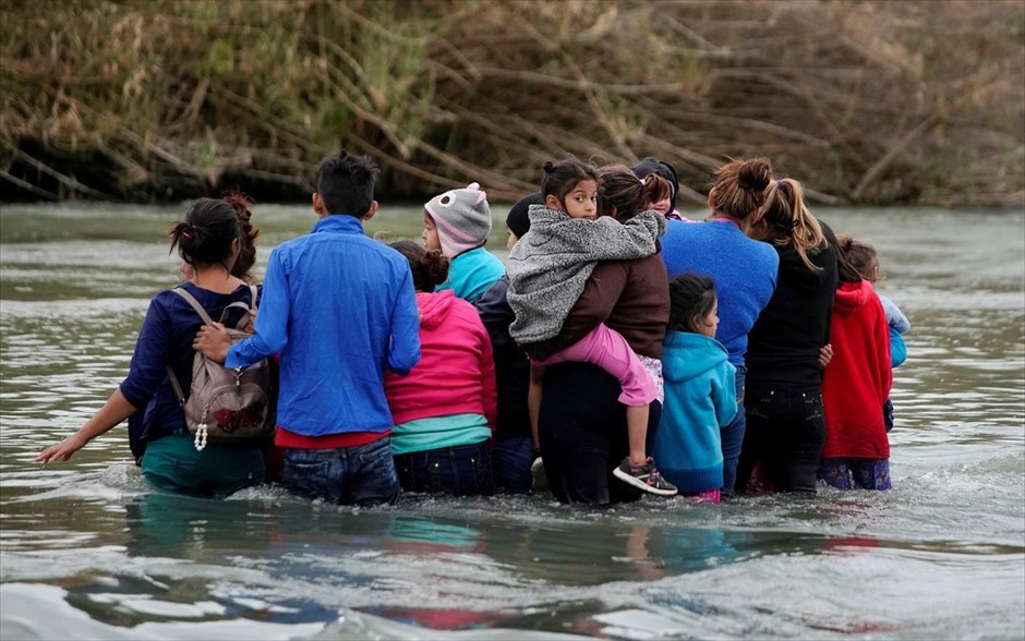 Με «βάρκα» την ελπίδα. Μετανάστες προσπαθούν να διασχίσουν τον ποταμό Ρίο Μπράβο, γνωστός και ως&nbsp;Ρίο&nbsp;Γκράντε, περνώνρας από την μεξικανική περιοχή&nbsp;Πιέδρας Νέγρας στις ΗΠΑ.&nbsp;