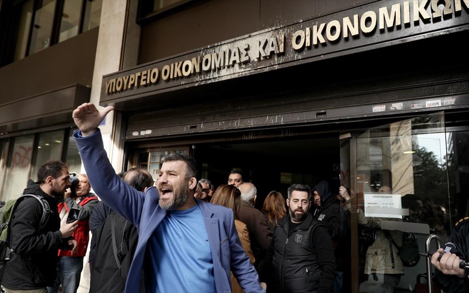 Στο ΥΠΟΙΚ εισέβαλαν εργαζόμενοι στους ΟΤΑ. Στον τέταρτο όροφο του υπουργείου Οικονομικών στην Καραγεώργη Σερβίας ανέβηκαν εργαζόμενοι στην Τοπική Αυτοδιοίκηση. Οι εργαζόμενοι φώναξαν συνθήματα και ζήτησαν να έχουν συνάντηση με εκπρόσωπο του υπουργείου.