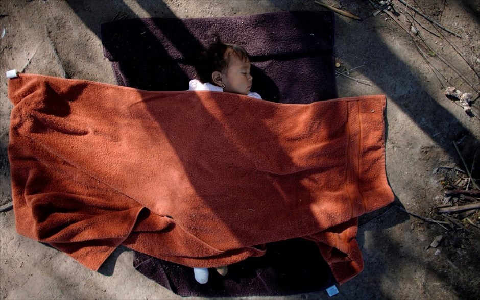 Ώρα για ξεκούραση. Ένα μωρό κοιμάται στις όχθες του ποταμού Ρίο Μπράβο, στα σύνορα του Μεξικό με τις ΗΠΑ, στην&nbsp;Πιέδρας Νέγρας. Στο σημείο βρίσκονται εδώ και μήνες εκατοντάδες μετανάστες από την Ονδούρα, οι οποίοι ελπίζουν να καταφέρουν να περάσουν στις ΗΠΑ.