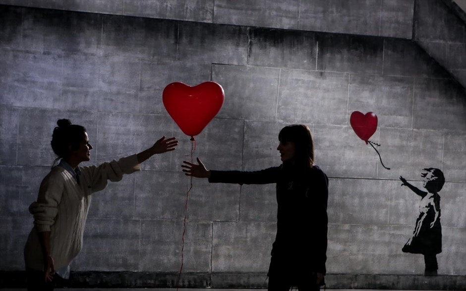Ο Banksy στην Τεχνόπολη. Στιγμιότυπο από την έκθεση «The World of Banksy»&nbsp;με έργα του γνωστού καλλιτέχνη. Η έκθεση φιλοξενείται στο χώρο της Τεχνόπολης, στην Αθήνα.