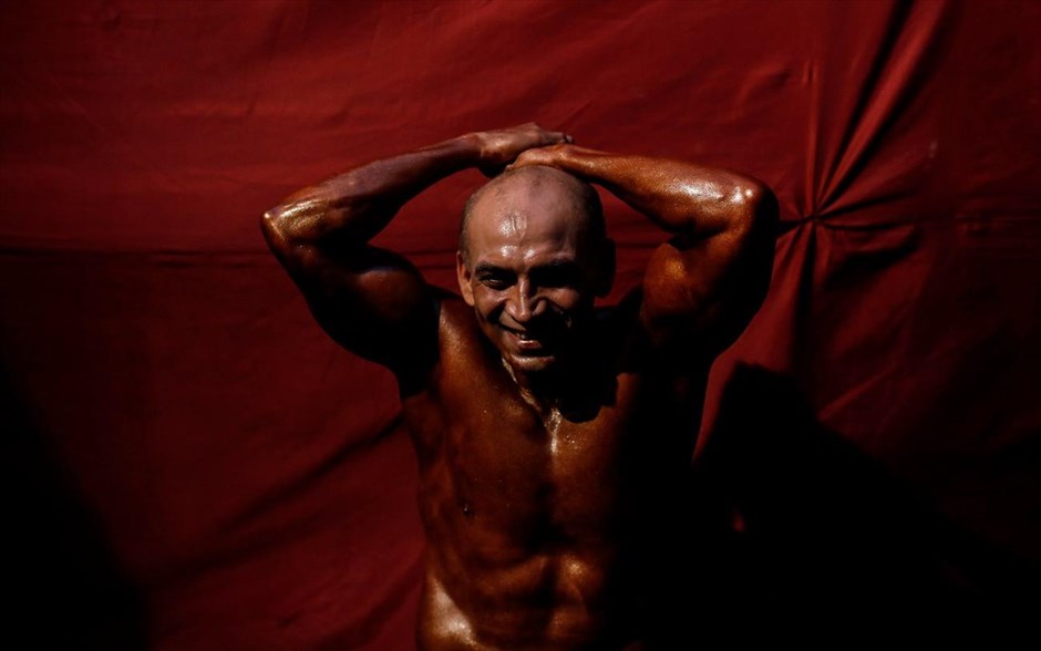 Bodybuilding στην Ινδία. Ένας bodybuilder κάνει ζέσταμα στα παρασκήνια κατά τη διάρκεια διαγωνσιμού&nbsp;bodybuilding στο Μουμπάι της Ινδίας.&nbsp;