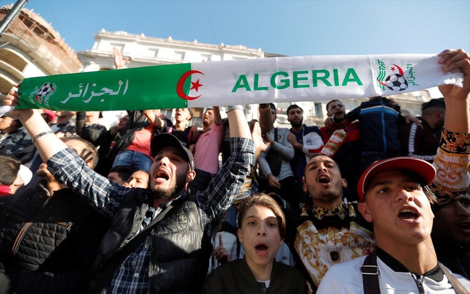 Η πάλη των νέων ενάντια στο ξεπερασμένο. Πολλές εκατοντάδες νέοι κατέβηκαν το βράδυ της Κυριακής στους δρόμους του Αλγερίου, καθώς και άλλων πόλεων της Αλγερίας, για να διαδηλώσουν εναντίον της υποψηφιότητας του 82χρονου Αμπντελαζίζ Μπουτεφλίκα στις προεδρικές εκλογές της 18ης Απριλίου. Ο αρχηγός του κράτους επί δύο δεκαετίες δεσμεύτηκε πως εάν επανεκλεγεί, θα εφαρμόσει μεταρρυθμίσεις και δεν θα ολοκληρώσει την πέμπτη θητεία του, αλλά οι συμπατριώτες του απάντησαν με πορείες. Με μέσο όρο ηλικίας κάτω των 30 ετών, η Αλγερία των 40 εκατομμυρίων κατοίκων βράζει από νιάτα. Το πλούσιο υπέδαφος σε πετρέλαιο και φυσικό αέριο, αντί να βοηθήσει στην πραγματική οικονομία προσφέροντας ένα καλύτερο μέλλον στους νέους, βοήθησε στη διατήρηση της εξουσίας του περιβάλλοντος ενός ανήμπορου προέδρου, που μετά το εγκεφαλικό που υπέστη το 2013 δεν πραγματοποιεί δημόσιες εμφανίσεις.