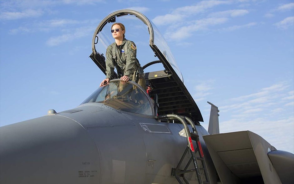 Captain Marvel. Η πιλότος πολεμικών αεροσκαφών Κάρολ Ντάνβερς (Μπρι Λάρσον) μεταμορφώνεται σε μία από τις πιο ισχυρές ηρωίδες του κόσμου. Όταν ένας μαινόμενος διαγαλαξιακός πόλεμος ανάμεσα σε δύο εξωγήινες φυλές καταλήγει στη Γη, η Ντάνβερς και οι σύμμαχοί της βρίσκονται στο μάτι του κυκλώνα. H πρώτη υπερηρωίδα με δική της ταινία στο κινηματογραφικό σύμπαν της Marvel.