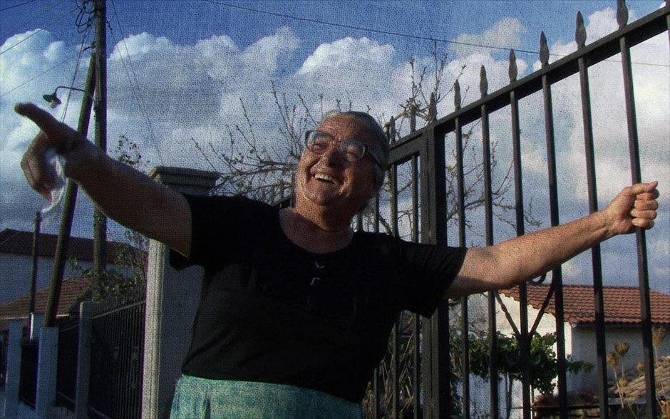 Σόπι - Μια Ημέρα Ακόμη. Ο Χρήστος Πυθαράς και η «ιμπρεσιονιστική» ματιά του πάνω σε μια διαφορετική καθημερινότητα παρουσιάζουν το χρονικό μιας κατά τ’ άλλα συνηθισμένης ημέρας από τη ζωή στο χωριό Σόπι, κατά τη διάρκεια του τρύγου.