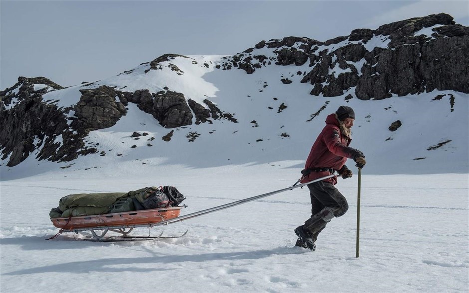 Arctic. Στην περιπέτεια επιβίωσης του πρωτοεμφανιζόμενου σκηνοθέτη Τζο Πένα, με πρωταγωνιστή τον επιβλητικό Δανό ηθοποιό Μαντς Μίκελσεν, &nbsp;ένας άντρας βρίσκεται μόνος στην καρδιά της Αρκτικής, όπου έχει εγκλωβιστεί μετά την πτώση του αεροπλάνου του.&nbsp;
