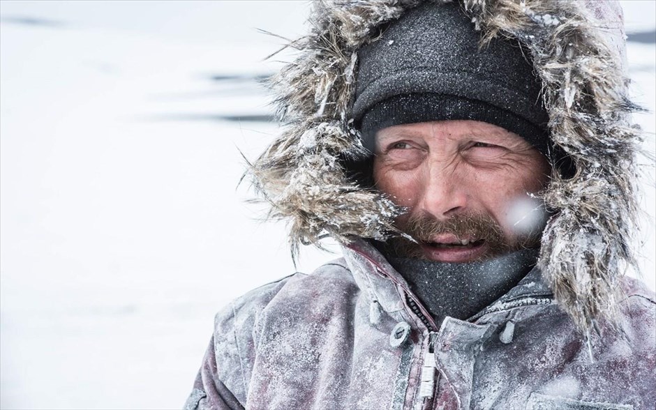 Arctic. Στην περιπέτεια επιβίωσης του πρωτοεμφανιζόμενου σκηνοθέτη Τζο Πένα, με πρωταγωνιστή τον επιβλητικό Δανό ηθοποιό Μαντς Μίκελσεν, &nbsp;ένας άντρας βρίσκεται μόνος στην καρδιά της Αρκτικής, όπου έχει εγκλωβιστεί μετά την πτώση του αεροπλάνου του.&nbsp;