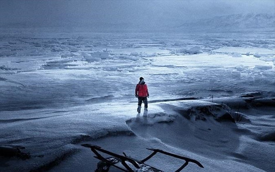 Arctic. Στην περιπέτεια επιβίωσης του πρωτοεμφανιζόμενου σκηνοθέτη Τζο Πένα, με πρωταγωνιστή τον επιβλητικό Δανό ηθοποιό Μαντς Μίκελσεν, &nbsp;ένας άντρας βρίσκεται μόνος στην καρδιά της Αρκτικής, όπου έχει εγκλωβιστεί μετά την πτώση του αεροπλάνου του.&nbsp;