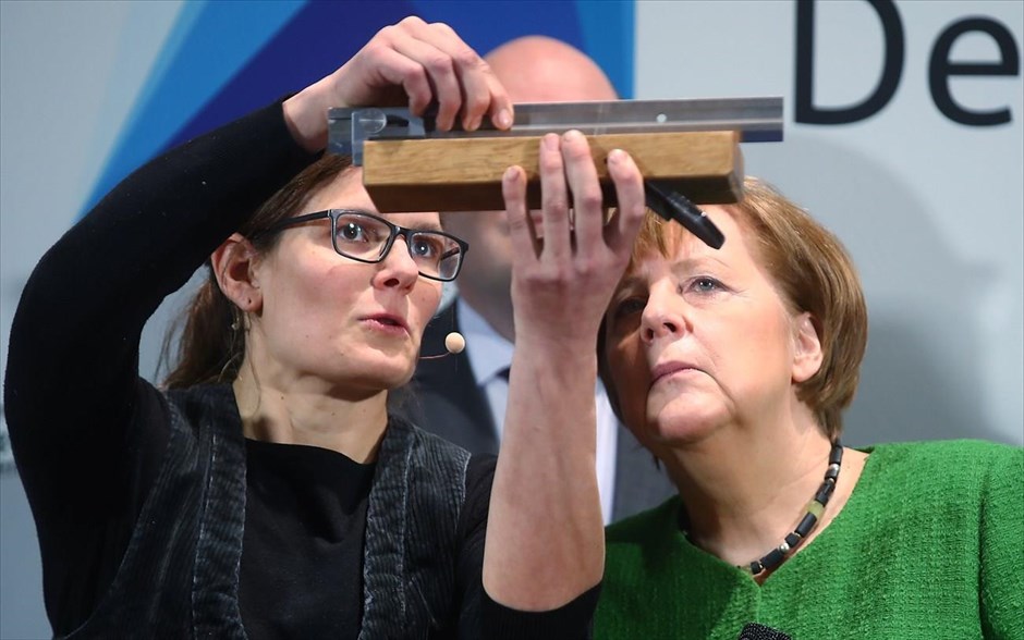Νέα τέχνη για την Άνγκελα Μέρκελ. Η Γερμανίδα Καγκελάριος περιεργάζεται ένα εργαλείο για πλάνισμα ξύλου κατά την διάρκεια της επίσκεψής της στην Διεθνή Έκθεση Εμπορίου (ZDH) στο Μόναχο.