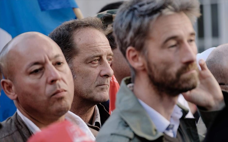 Σε Πόλεμο. Παρά τις μεγάλες οικονομικές θυσίες των υπαλλήλων και τα τεράστια κέρδη της εταιρείας Περέν, η διοίκηση αποφασίζει να κλείσει ένα από τα εργοστάσιά της. Οι 1100 υπάλληλοι, με επικεφαλής τον εκπρόσωπό τους Λοράν Αμεντεό, αποφασίζουν να εναντιωθούν στη στυγνή αυτή απόφαση, έτοιμοι να κάνουν τα πάντα για να σώσουν τις δουλειές τους.