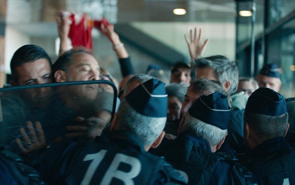Σε Πόλεμο. Παρά τις μεγάλες οικονομικές θυσίες των υπαλλήλων και τα τεράστια κέρδη της εταιρείας Περέν, η διοίκηση αποφασίζει να κλείσει ένα από τα εργοστάσιά της. Οι 1100 υπάλληλοι, με επικεφαλής τον εκπρόσωπό τους Λοράν Αμεντεό, αποφασίζουν να εναντιωθούν στη στυγνή αυτή απόφαση, έτοιμοι να κάνουν τα πάντα για να σώσουν τις δουλειές τους.