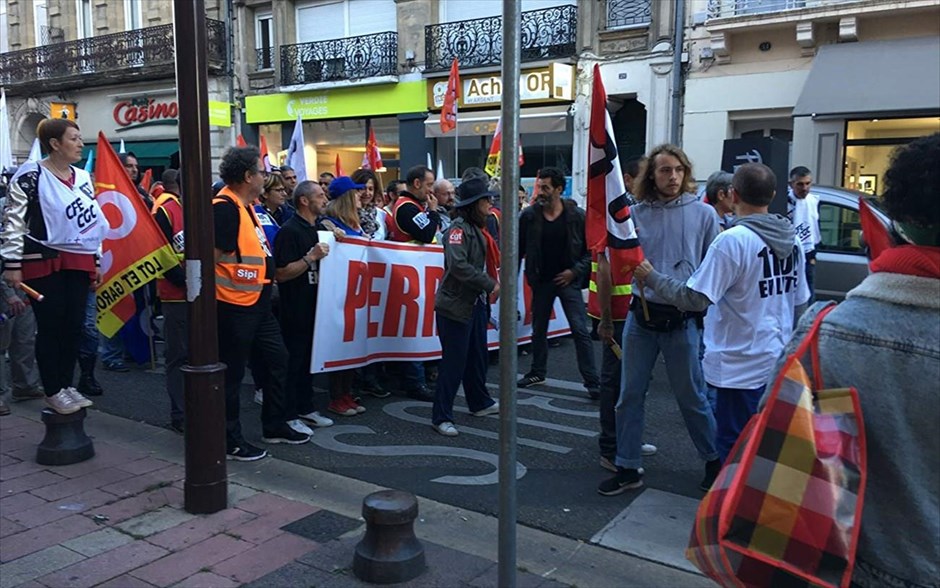 Σε Πόλεμο. Παρά τις μεγάλες οικονομικές θυσίες των υπαλλήλων και τα τεράστια κέρδη της εταιρείας Περέν, η διοίκηση αποφασίζει να κλείσει ένα από τα εργοστάσιά της. Οι 1100 υπάλληλοι, με επικεφαλής τον εκπρόσωπό τους Λοράν Αμεντεό, αποφασίζουν να εναντιωθούν στη στυγνή αυτή απόφαση, έτοιμοι να κάνουν τα πάντα για να σώσουν τις δουλειές τους.