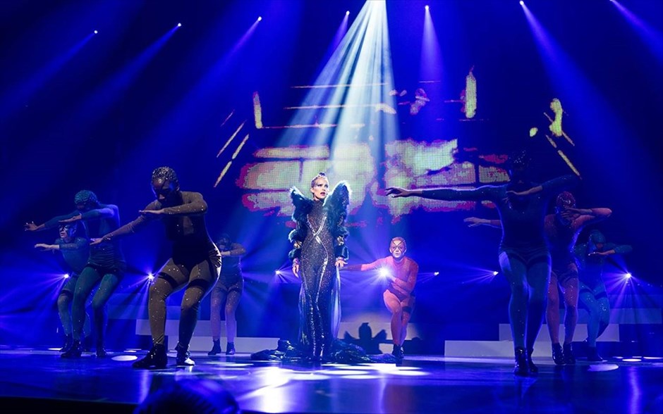 Vox Lux. Μια εκρηκτική ερμηνεία από τη Νάταλι Πόρτμαν στη δεύτερη μεγάλου μήκους ταινία του Μπράντι Κόρμπετ, που ακολουθεί τη σκανδαλώδη ζωή μιας ποπ σταρ με απροσδόκητη επιτυχία, την γεμάτη τρικυμίες σχέση με την κόρη της και τον αυταρχικό ατζέντη της, τον οποίο ερμηνεύει οΤζουντ Λο.