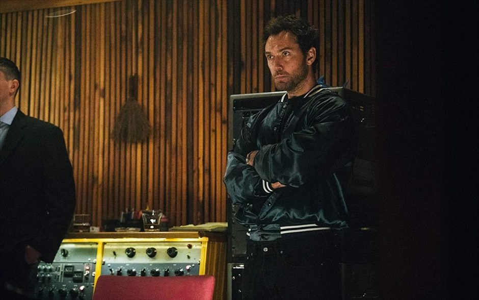 Vox Lux. Μια εκρηκτική ερμηνεία από τη Νάταλι Πόρτμαν στη δεύτερη μεγάλου μήκους ταινία του Μπράντι Κόρμπετ, που ακολουθεί τη σκανδαλώδη ζωή μιας ποπ σταρ με απροσδόκητη επιτυχία, την γεμάτη τρικυμίες σχέση με την κόρη της και τον αυταρχικό ατζέντη της, τον οποίο ερμηνεύει οΤζουντ Λο.