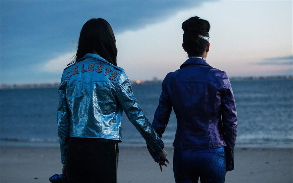 Vox Lux. Μια εκρηκτική ερμηνεία από τη Νάταλι Πόρτμαν στη δεύτερη μεγάλου μήκους ταινία του Μπράντι Κόρμπετ, που ακολουθεί τη σκανδαλώδη ζωή μιας ποπ σταρ με απροσδόκητη επιτυχία, την γεμάτη τρικυμίες σχέση με την κόρη της και τον αυταρχικό ατζέντη της, τον οποίο ερμηνεύει οΤζουντ Λο.