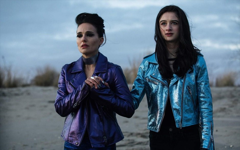 Vox Lux. Μια εκρηκτική ερμηνεία από τη Νάταλι Πόρτμαν στη δεύτερη μεγάλου μήκους ταινία του Μπράντι Κόρμπετ, που ακολουθεί τη σκανδαλώδη ζωή μιας ποπ σταρ με απροσδόκητη επιτυχία, την γεμάτη τρικυμίες σχέση με την κόρη της και τον αυταρχικό ατζέντη της, τον οποίο ερμηνεύει οΤζουντ Λο.