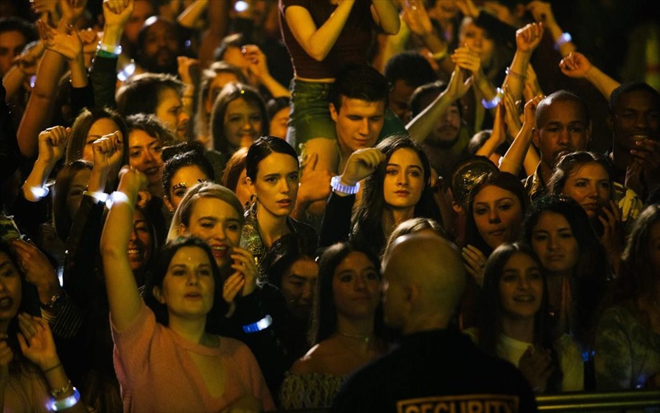 Vox Lux. Μια εκρηκτική ερμηνεία από τη Νάταλι Πόρτμαν στη δεύτερη μεγάλου μήκους ταινία του Μπράντι Κόρμπετ, που ακολουθεί τη σκανδαλώδη ζωή μιας ποπ σταρ με απροσδόκητη επιτυχία, την γεμάτη τρικυμίες σχέση με την κόρη της και τον αυταρχικό ατζέντη της, τον οποίο ερμηνεύει οΤζουντ Λο.