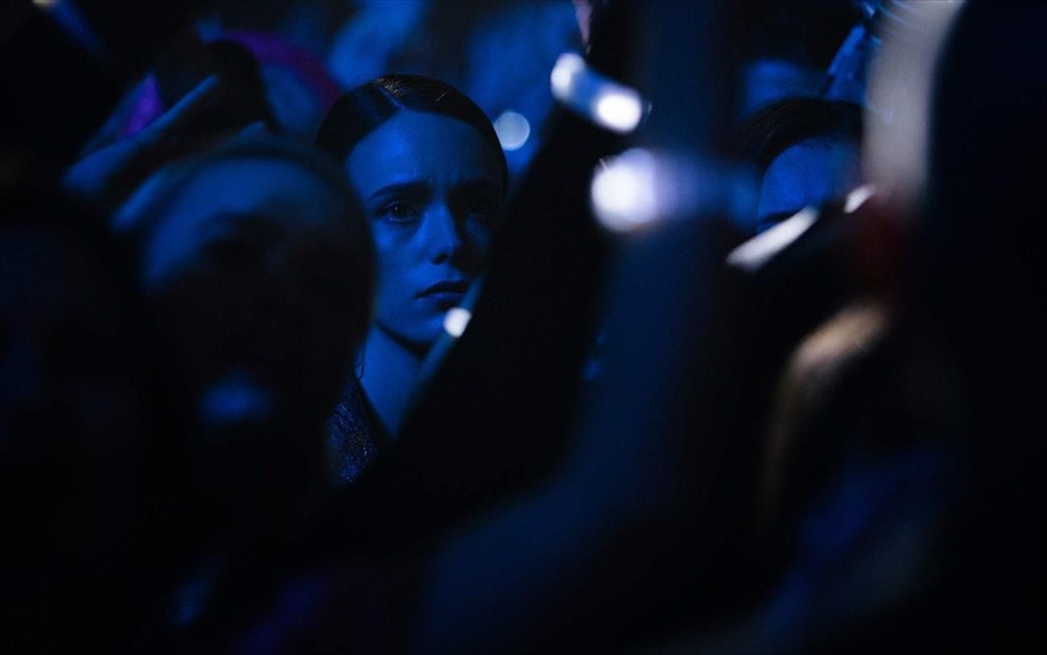 Vox Lux. Μια εκρηκτική ερμηνεία από τη Νάταλι Πόρτμαν στη δεύτερη μεγάλου μήκους ταινία του Μπράντι Κόρμπετ, που ακολουθεί τη σκανδαλώδη ζωή μιας ποπ σταρ με απροσδόκητη επιτυχία, την γεμάτη τρικυμίες σχέση με την κόρη της και τον αυταρχικό ατζέντη της, τον οποίο ερμηνεύει οΤζουντ Λο.