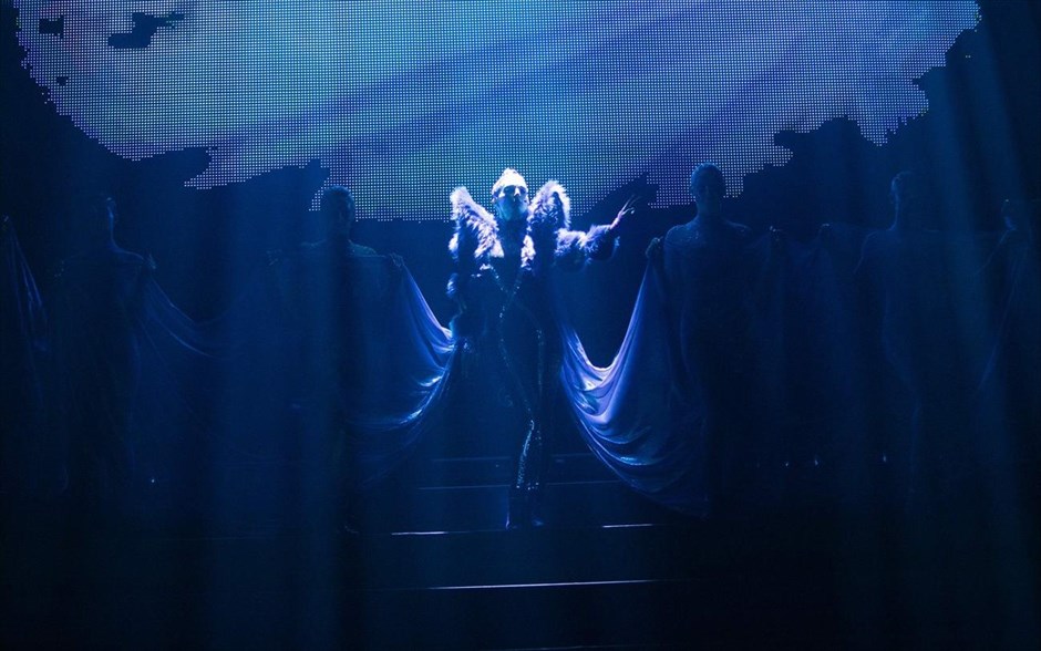 Vox Lux. Μια εκρηκτική ερμηνεία από τη Νάταλι Πόρτμαν στη δεύτερη μεγάλου μήκους ταινία του Μπράντι Κόρμπετ, που ακολουθεί τη σκανδαλώδη ζωή μιας ποπ σταρ με απροσδόκητη επιτυχία, την γεμάτη τρικυμίες σχέση με την κόρη της και τον αυταρχικό ατζέντη της, τον οποίο ερμηνεύει οΤζουντ Λο.