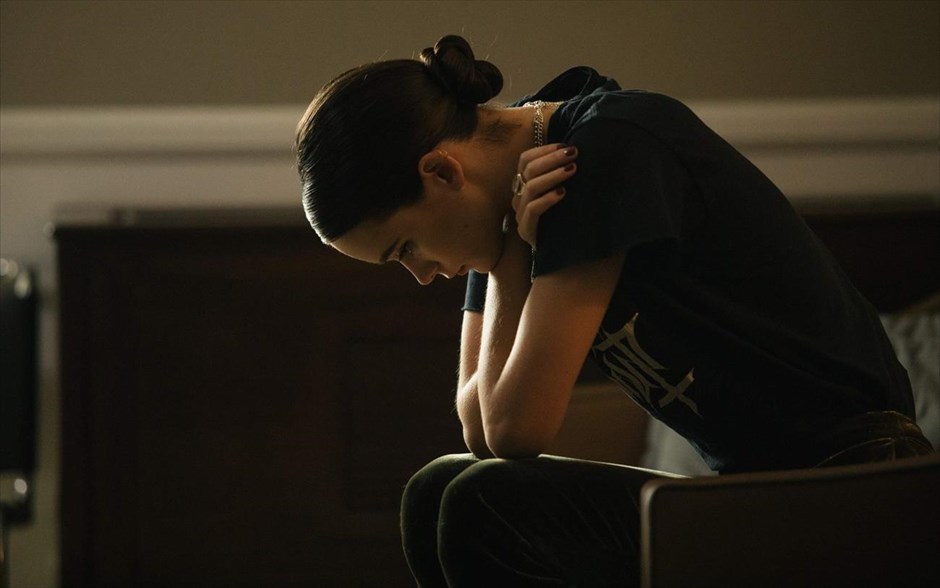 Vox Lux. Μια εκρηκτική ερμηνεία από τη Νάταλι Πόρτμαν στη δεύτερη μεγάλου μήκους ταινία του Μπράντι Κόρμπετ, που ακολουθεί τη σκανδαλώδη ζωή μιας ποπ σταρ με απροσδόκητη επιτυχία, την γεμάτη τρικυμίες σχέση με την κόρη της και τον αυταρχικό ατζέντη της, τον οποίο ερμηνεύει οΤζουντ Λο.