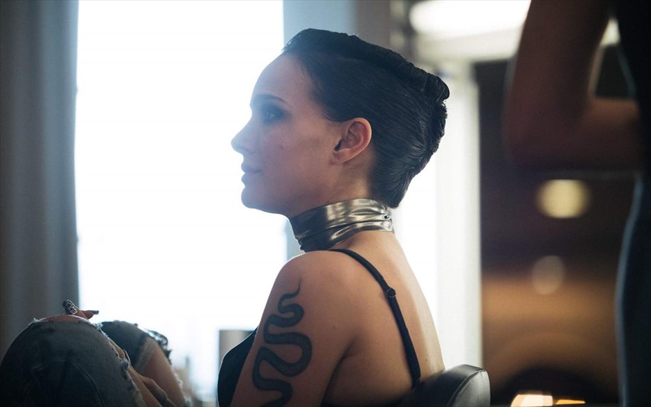 Vox Lux. Μια εκρηκτική ερμηνεία από τη Νάταλι Πόρτμαν στη δεύτερη μεγάλου μήκους ταινία του Μπράντι Κόρμπετ, που ακολουθεί τη σκανδαλώδη ζωή μιας ποπ σταρ με απροσδόκητη επιτυχία, την γεμάτη τρικυμίες σχέση με την κόρη της και τον αυταρχικό ατζέντη της, τον οποίο ερμηνεύει οΤζουντ Λο.